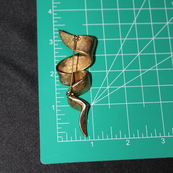 Vintage M Lent Squiggle Golden Brooch - Picture 5 of 7